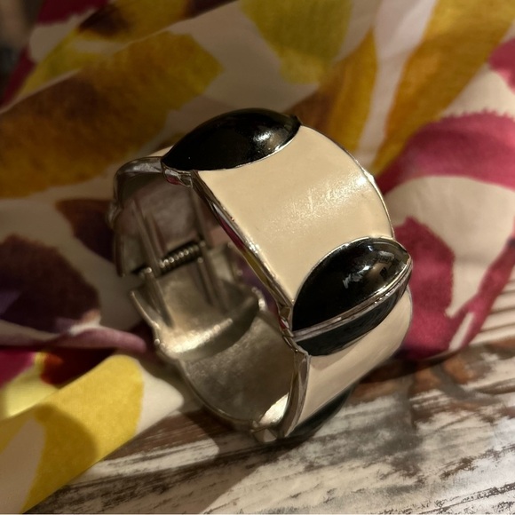 Vintage 80s Oversized Black and Cream Enamel Hinge Cuff Bracelet - Picture 8 of 8
